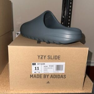 NWT Yeezy slide Slate Marine - 11 men’s